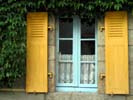 Fen&ecirc;tre color&eacute;e dans les rues de Pont-Aven.